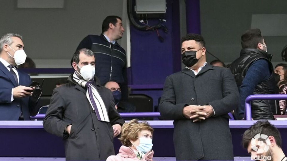 Ronaldo Nazario junto a David Espinar en el palco. / LA LIGA