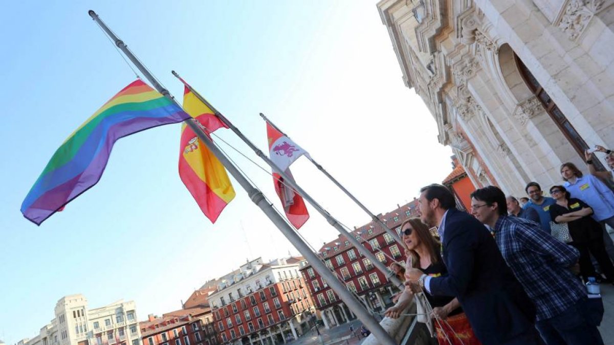 El alcalde de Valladolid, Óscar Puente, y el presidente de la Federación Castellana y Leonesa de Lesbianas, Gays, Transexuales y Bisexuales, Ignacio Paredero, izan la bandera arcoiris en el balcón del Ayuntamiento de Valladolid-Ical
