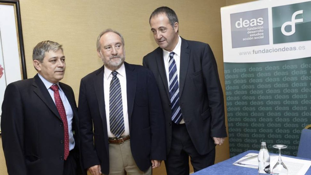Carlos García, secretario Fundación DEAS; Félix Torquemada, presidente de la Fundación DEAS, y el presidente de CSICA Luis José Rodríguez (i a d)-Efe
