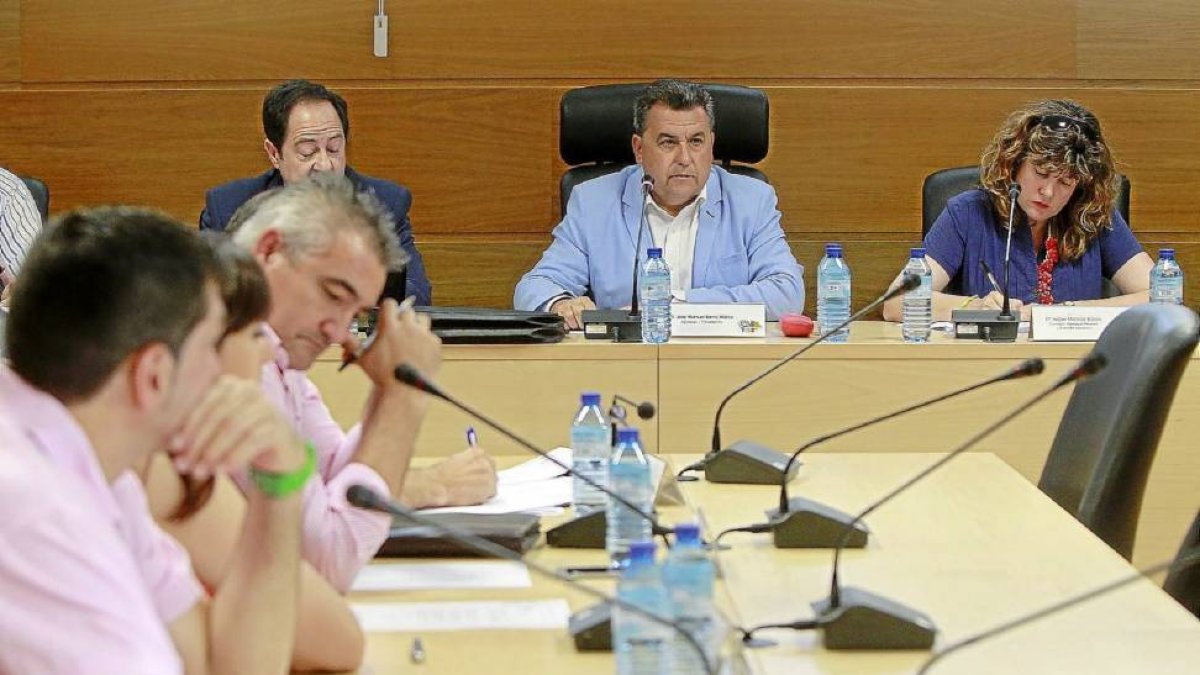 El alcalde, José Manuel Barrio, flanqueado pro Carlos Rodríguez e Isabel Mansilla, en el pleno de este miércoles.-J.M. Lostau