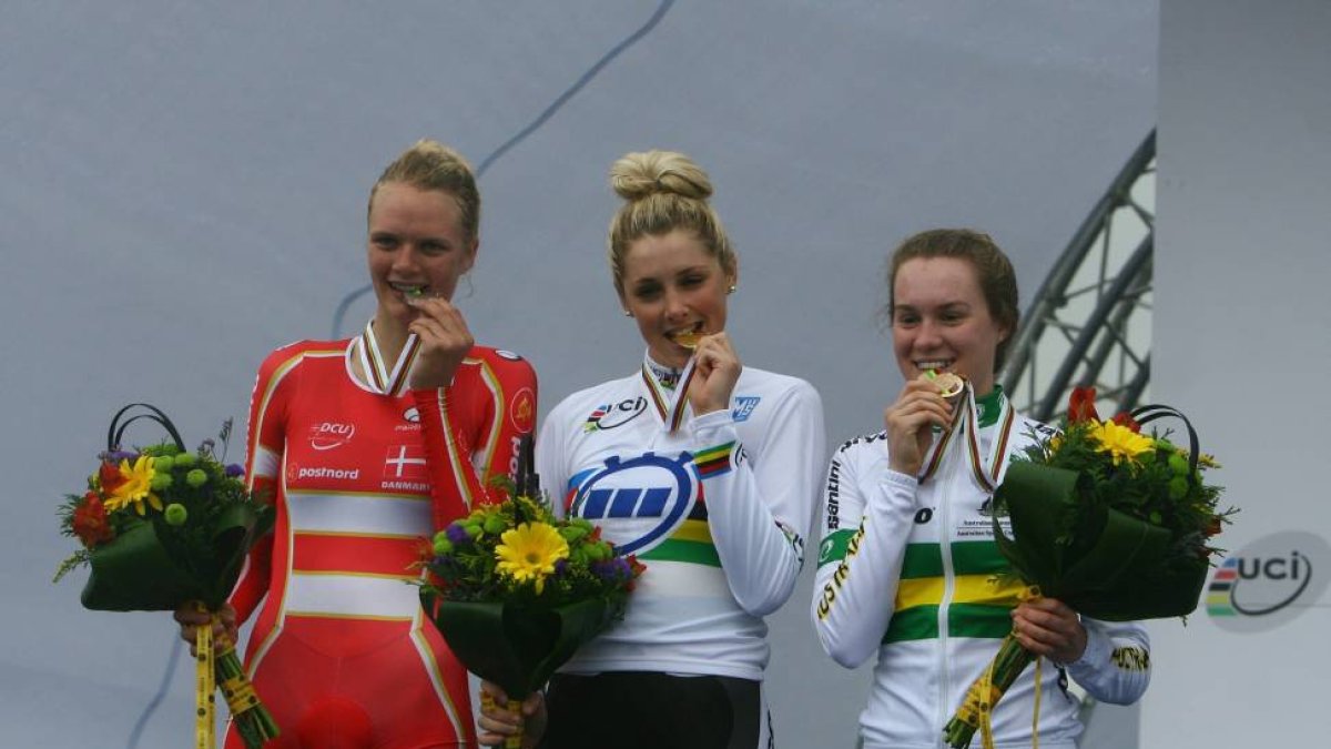 Las tres primeras clasificadas en la prueba de contrarreloj junior femenino Macey Stewart (oro), Pernille Mathiesen (plata), y Anna Leeza Hull (bronce), en el pódium delMundial de CIclismo de Ponferrada-Ical