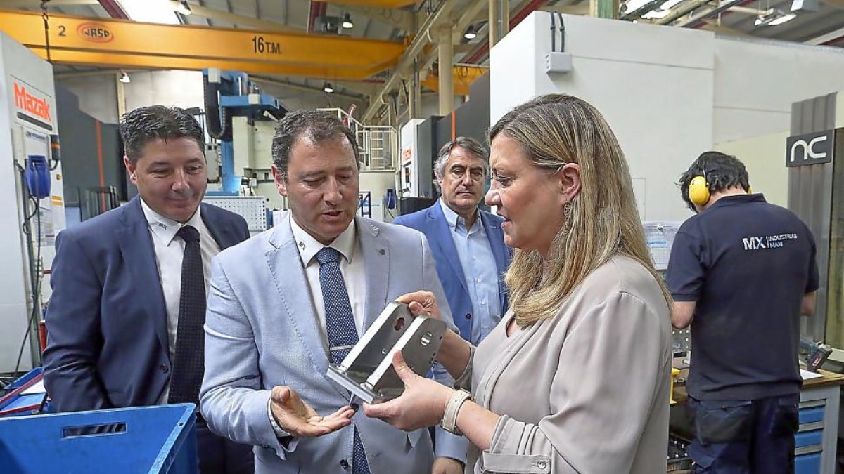 La consejera de Economía, Pilar del Olmo, visita Industrias Maxi junto a su director general, Ángel García.-ICAL