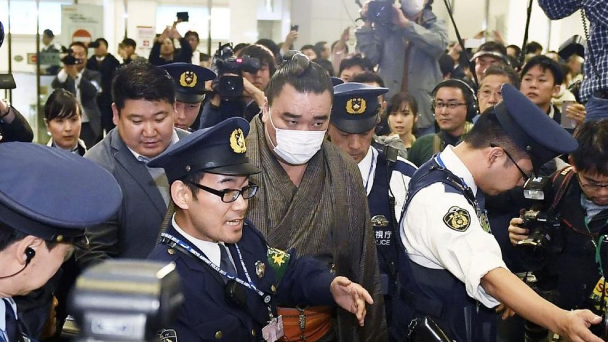 Yokozuna Harumafuji, escoltado por la policía japonesa.-/ KYODO (REUTERS)
