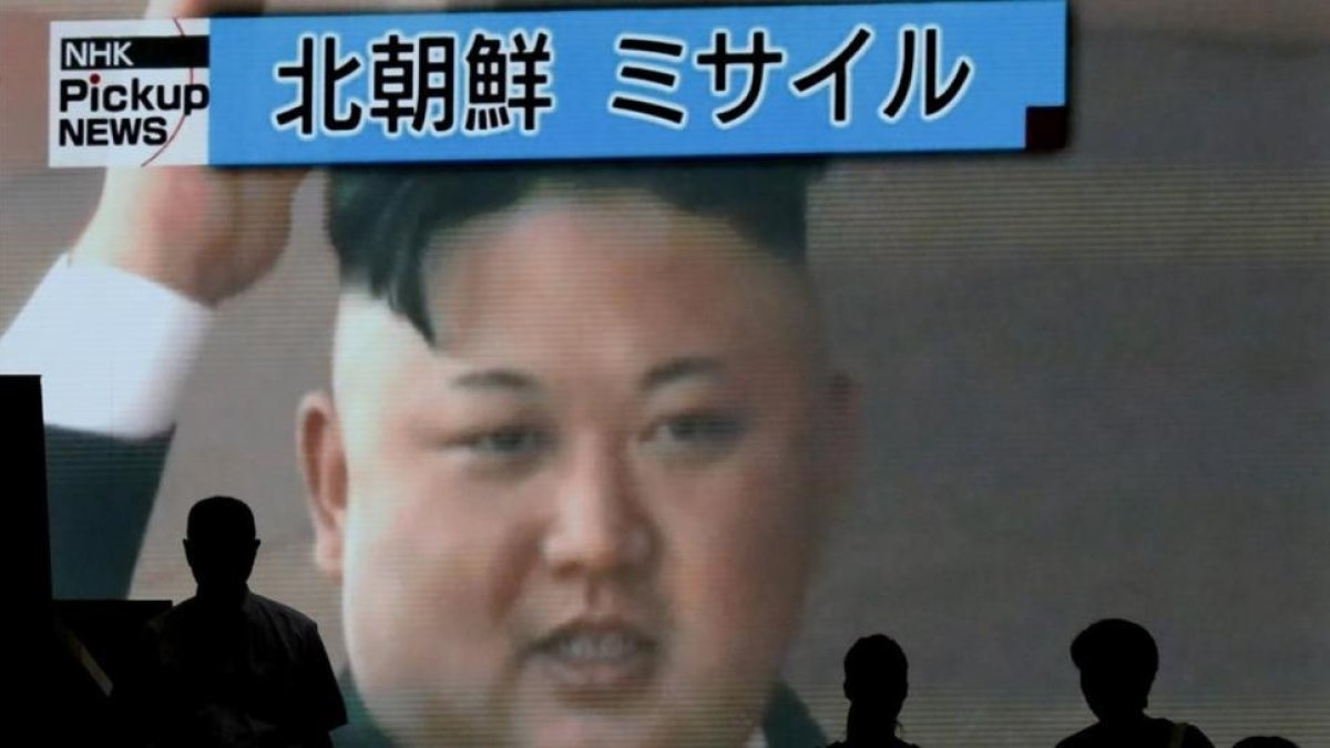 Imagen de Kim Jong-un en una pantalla de televisión en una calle de Japón.-KIMIMASA MAYAMA / EFE