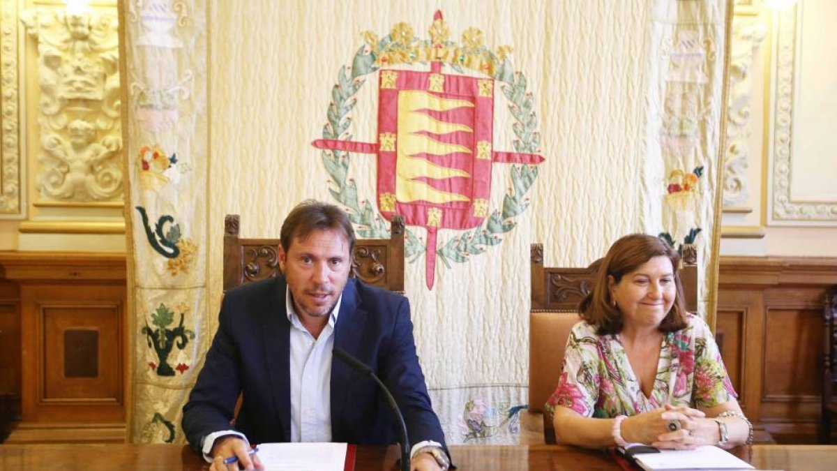 El alcalde de Valladolid, Óscar Puente, anuncia la convocatoria pública de concesión de ayudas para material escolar junto a la concejala de Educación, Victoria Soto.-ICAL