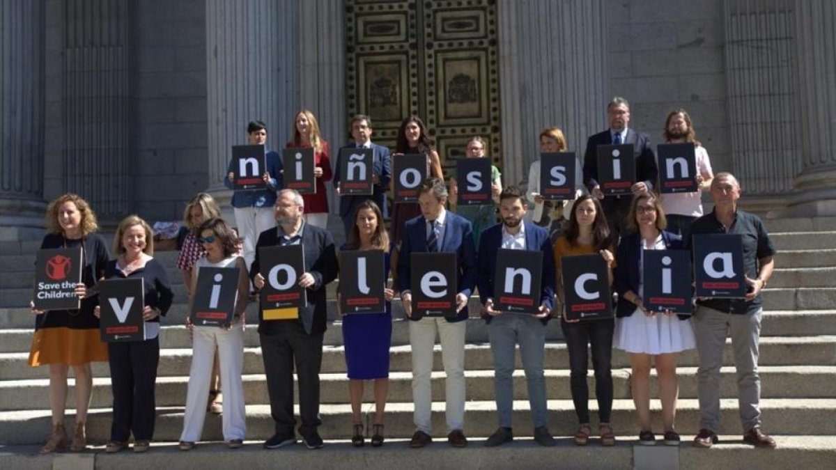 Representantes de todos los partidos han mostrado este martes su apoyo en el Congreso a la iniciativa de Save the Children para aprobar una ley contra la violencia infantil.-DAVID CASTRO