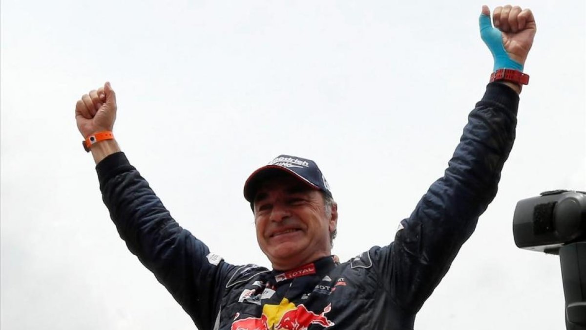 Carlos Sainz celebra su segunda victoria en el Dakar-ANDRES STAPFF (REUTERS)