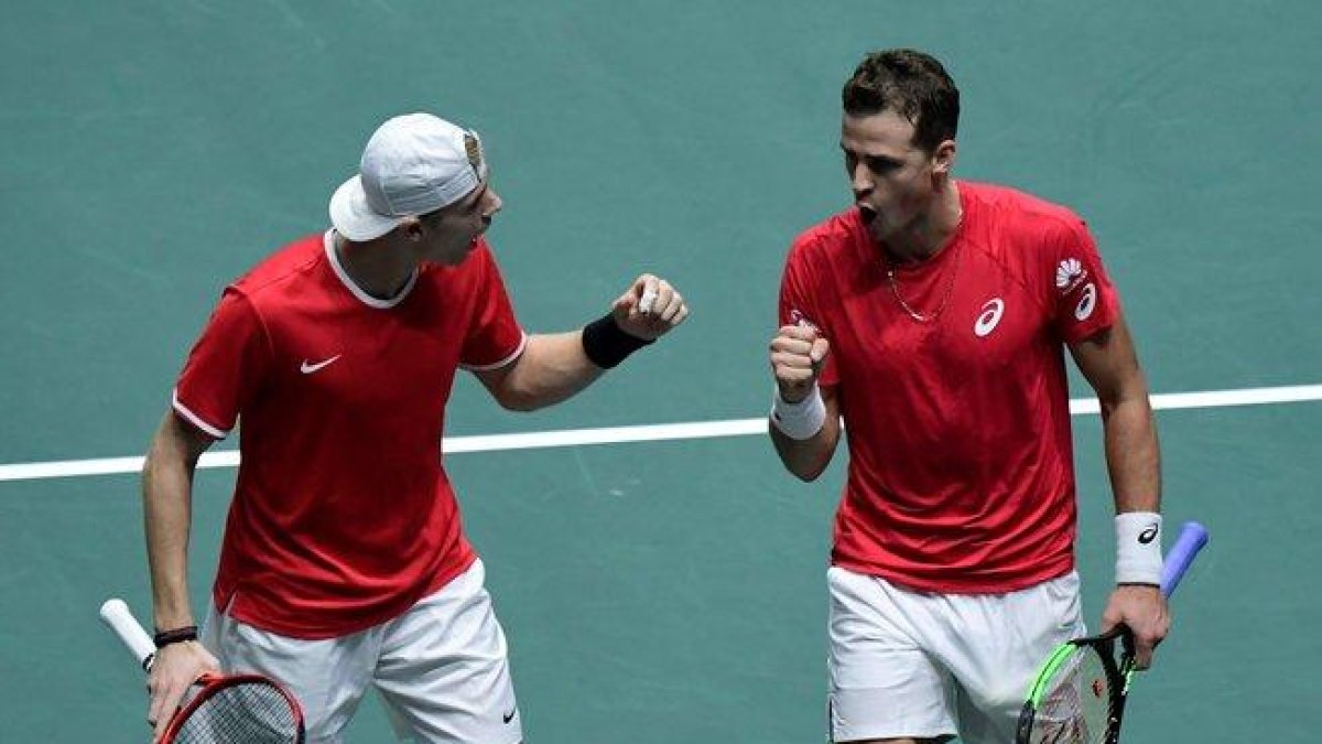 Los canadienses Denis Shapovalov (i) yVasek Pospisil celebran un punto en el partido ante la pareja rusa.-AFP