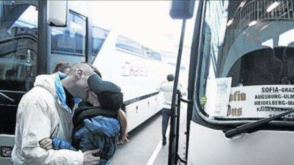 Despedida junto a un bus que va de Bulgaria a otros países de la UE.-Foto:  REUTERS / STOYAN NENOV