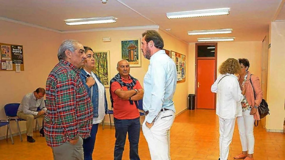 Puente conversa con trabajadores del nuevo Ceas Delicias, que suma quince profesionales.-E. M.