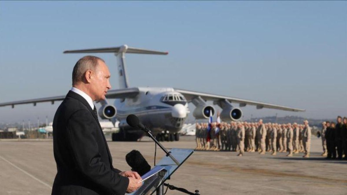 El presidente ruso, Vladimir Putin, se dirige a la tropa en la base aérea de Hemeimeem en Siria, en diciembre del 2017.-MIKHAIL KLIMENTYEV (AP)