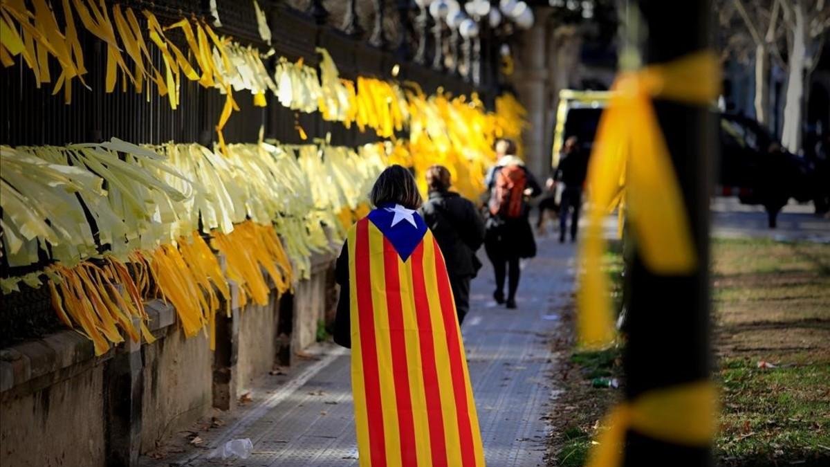 Manifestantes independentistas colocan lazos amarillos en la Ciutadella.-FERRAN NADEU