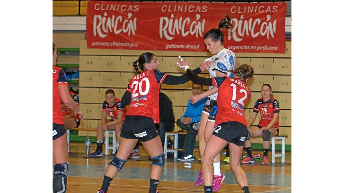Silvia Arderius es agarrada por dos jugadoras malagueñas en el partido de Liga.-V.G. DE GARABAY