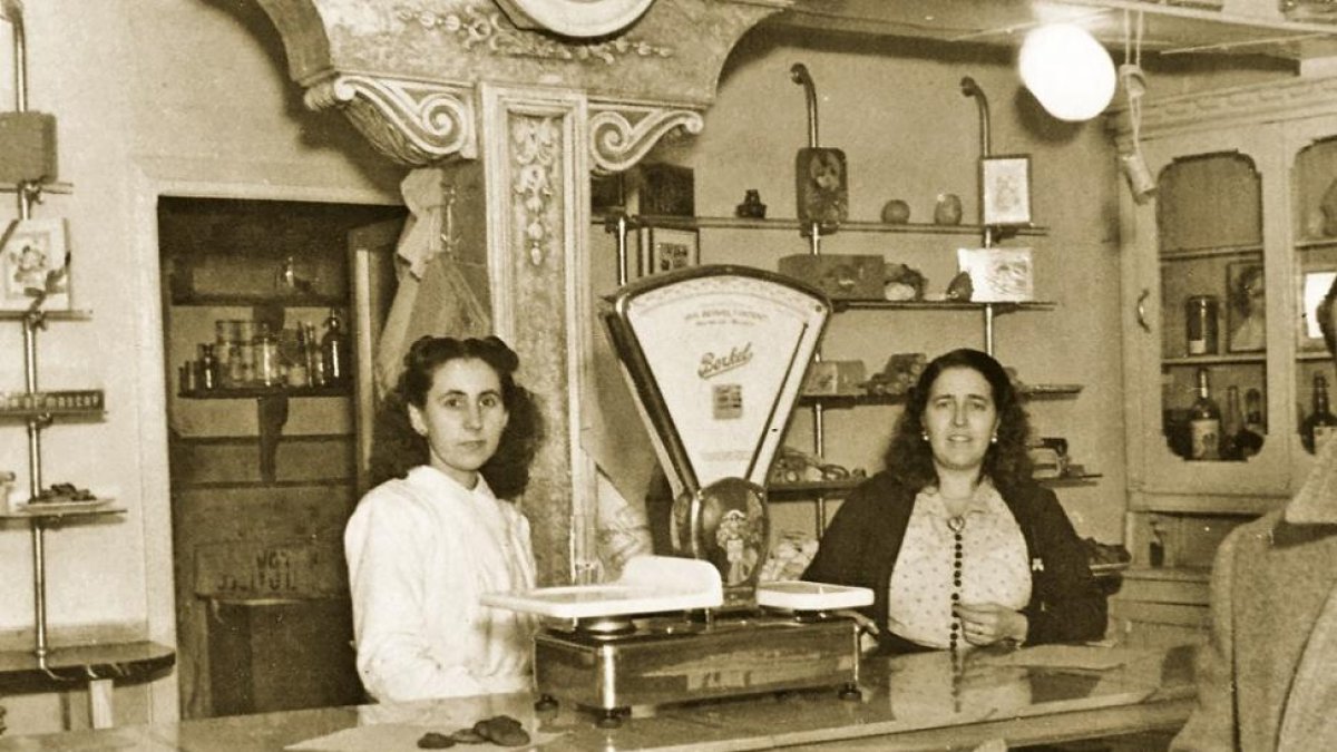 A la izquierda, la pastelería en sus inicios; abajo la empresa en la actualidad.-L.P.