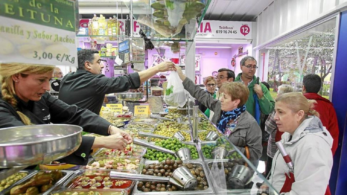 Clientes comprando en los puestos del mercado provisional de Poniente-J.M.Lostau