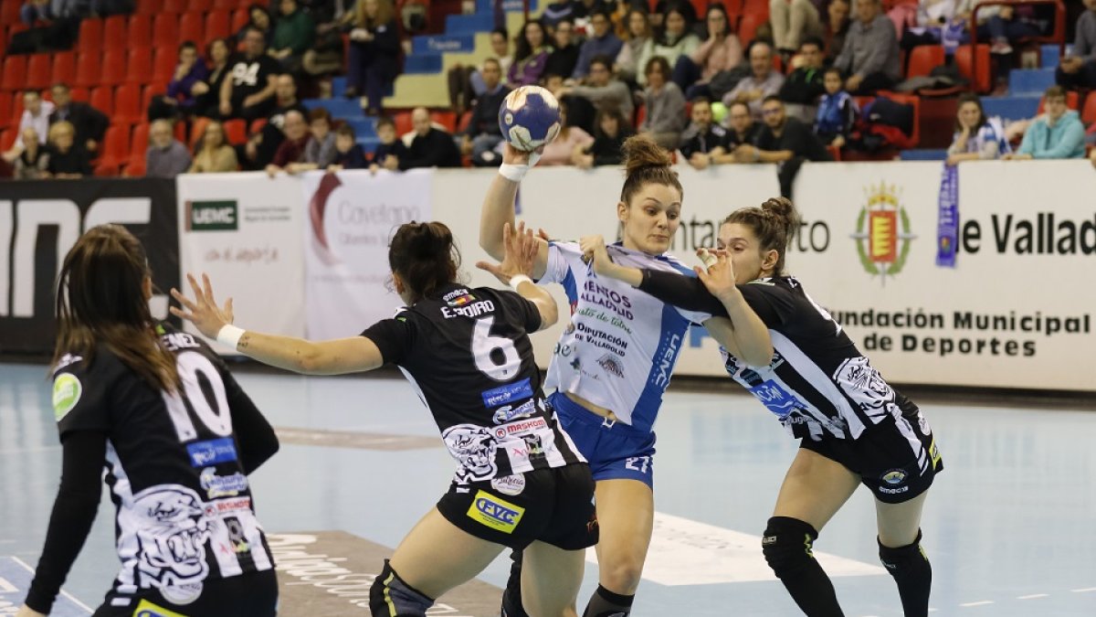 Elena Cuadrado en un duelo ante Málaga,, su próximo equipo. / N. MONGIL