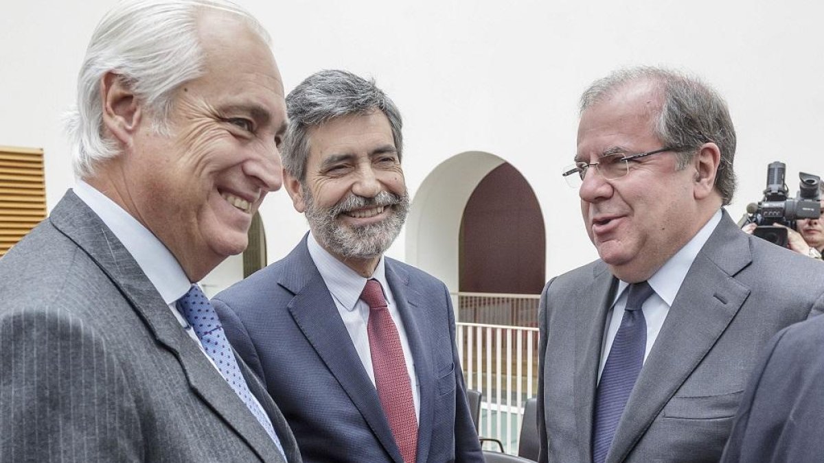 José Luis Concepción, CarlosLesmes y JuanVicente Herrera, durante la inauguración del encuentro.-SANTI OTERO