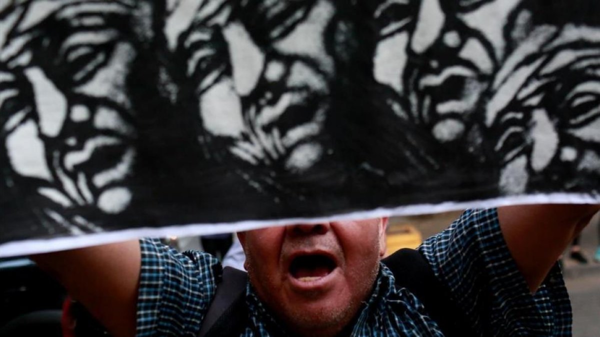 Un activista mapuche durante una protesta, en el vecino Chile, por la muerte del mapuche argentino Rafael Nahuel.-REUTERS / PABLO SANHUEZA