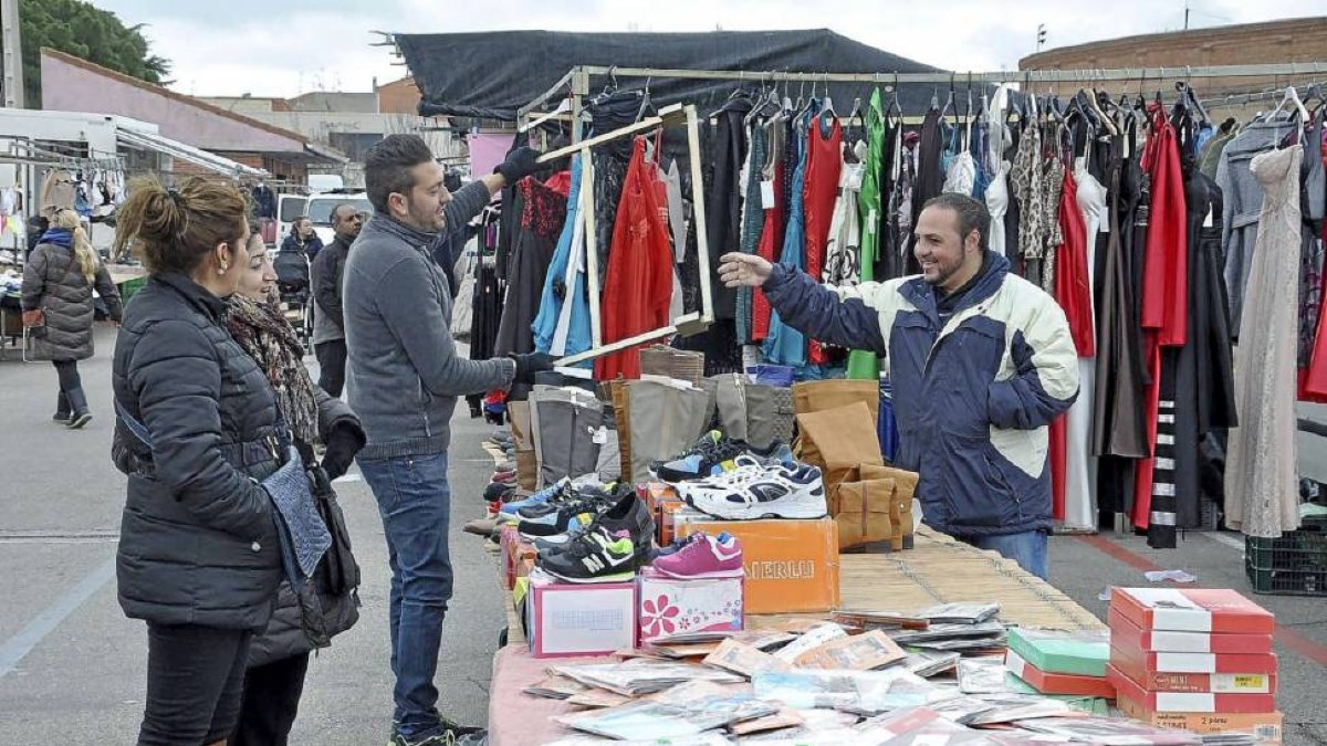 Un grupo de comerciantes instala sus puestos en el mercadillo de Medina del Campo-Santiago G. Del Campo