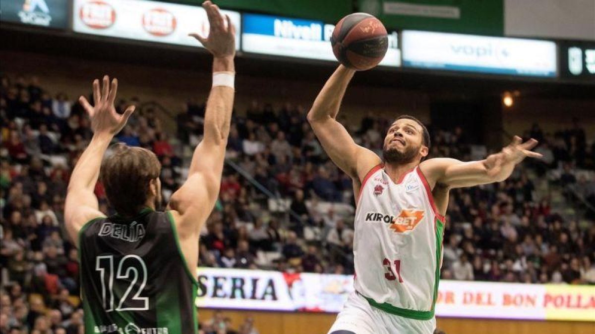 El jugador del Baskonia Shields entra a canasta en presencia de Delía.-MARTA PÉREZ (EFE)