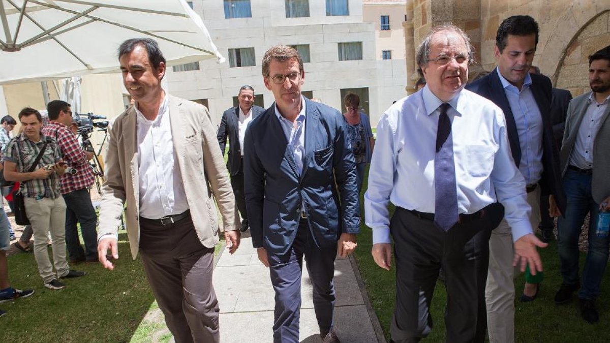 El vicesecretario de Organización del PP y presidente de los populares zamoranos, Fernando Martínez-Maíllo; el presidente del PP de Castilla y León, Juan Vicente Herrera, y el presidente del PP de Galicia, Alberto Núñez, participan en un acto.-ICAL