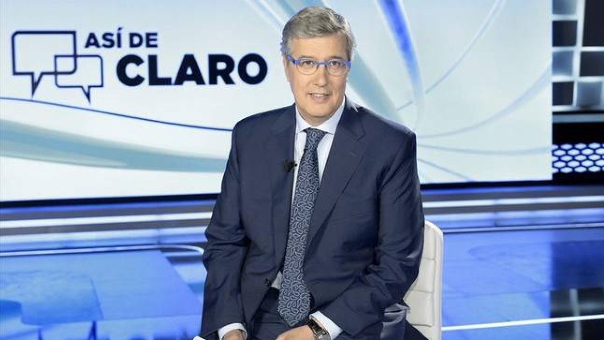 El periodista Ernesto Sáenz de Buruaga, en el plató de 'Así de claro'.-Foto: RTVE