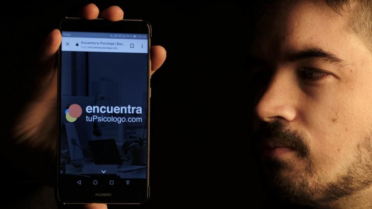 El emprendedor salmantino Diego Cuadrado muestra la plataforma que pone en contacto a los pacientes con los psicólogos.-ENRIQUE CARRASCAL