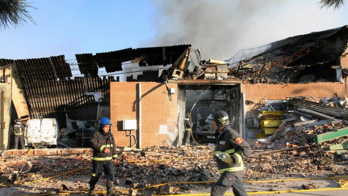 Un incendio destruye dos naves industriales , una dedicada a espumas de colchones y otra a la fabricación rótulos luminosos, también ha quedado destrozado parte de un tanatorio contiguo.-Ical