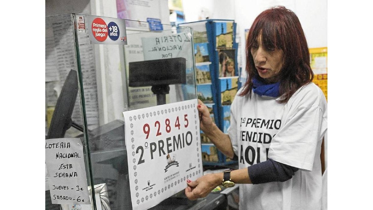 Pilar Gago en su estanco de la calle Arapiles donde dio un segundo premio-Ical