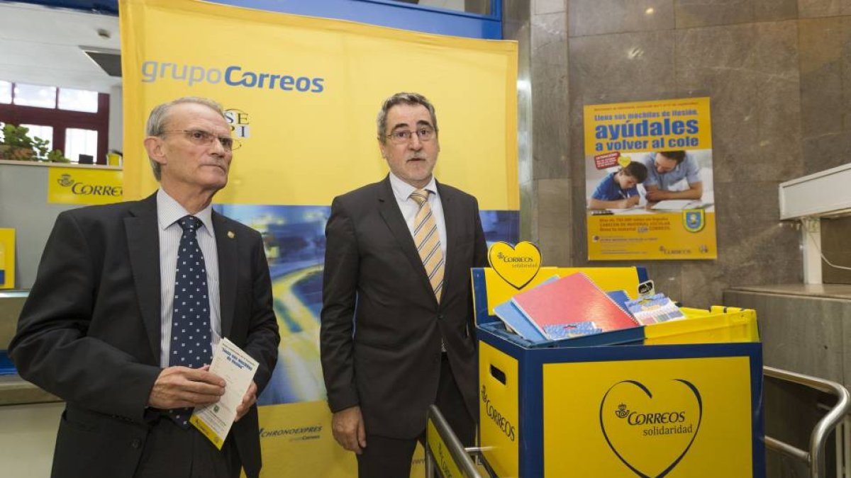 Fundación Mensajeros por la Paz y Correos presentan una campaña de recogida de material escolar bajo el lema 'Ayúdales a volver al cole'. En la imagen, José Vicente Rodríguez (I), presidente de la ONG en Castilla y León y el director de la zona 1 de Corre-Ical