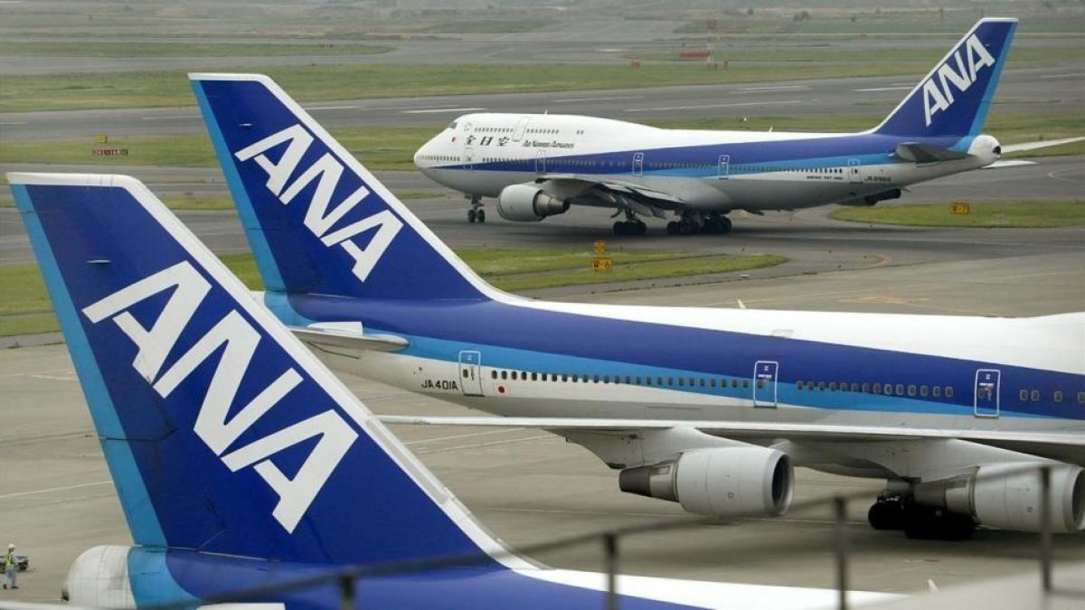Aviones de la aerolínea japonesa ANA se preparan para despegar, en el aeropuerto de Haneda (Tokio), en una imagen de archivo.-AFP / KAZUHIRO NOGI