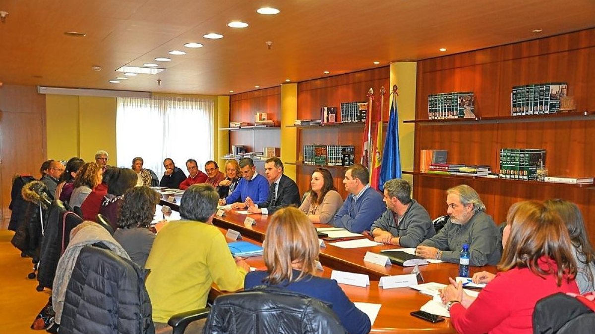 Un momento de la reunión del grupo de trabajo de inmigración que dio como resultado el pacto contra la discriminación.-EUROPA PRESS