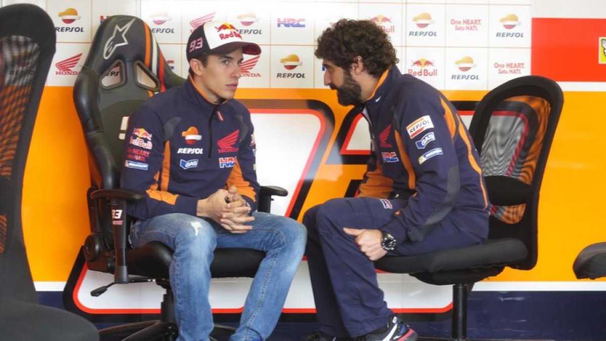 Marc Márquez, a la izquierda, dialoga con su técnico Santi Hernández-