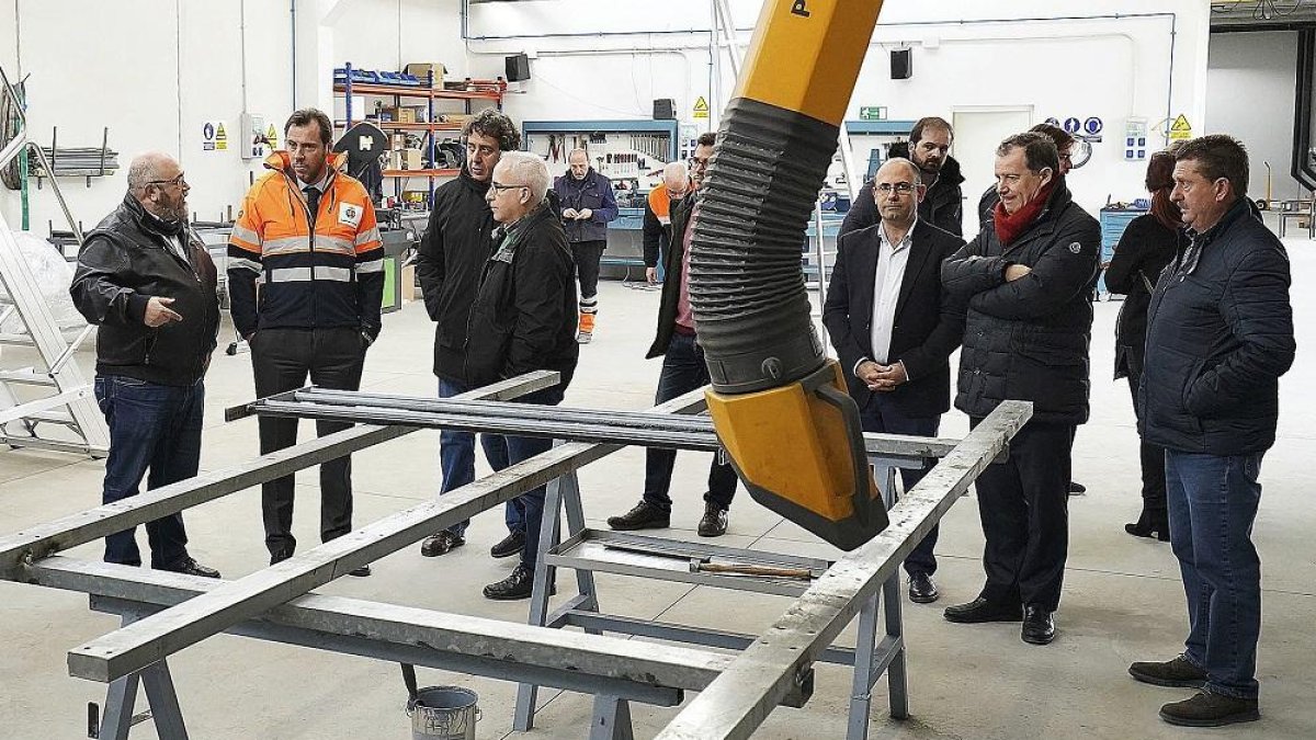 Óscar Puente y Luis Vélez, junto a un grupo de técnicos, durante su visita a las nuevas instalaciones, ayer. º-E.M.