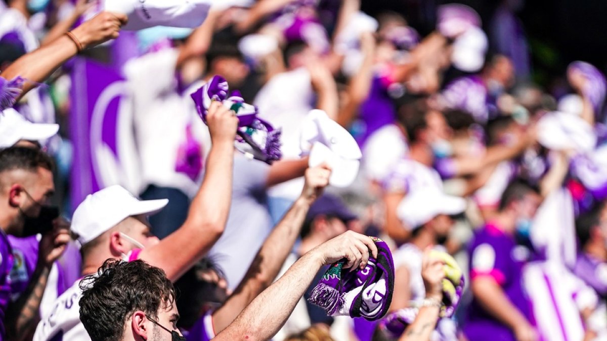 Aficionados ondean sus bufandas en un partido de la pasada temporada. / RV. I. SOLA