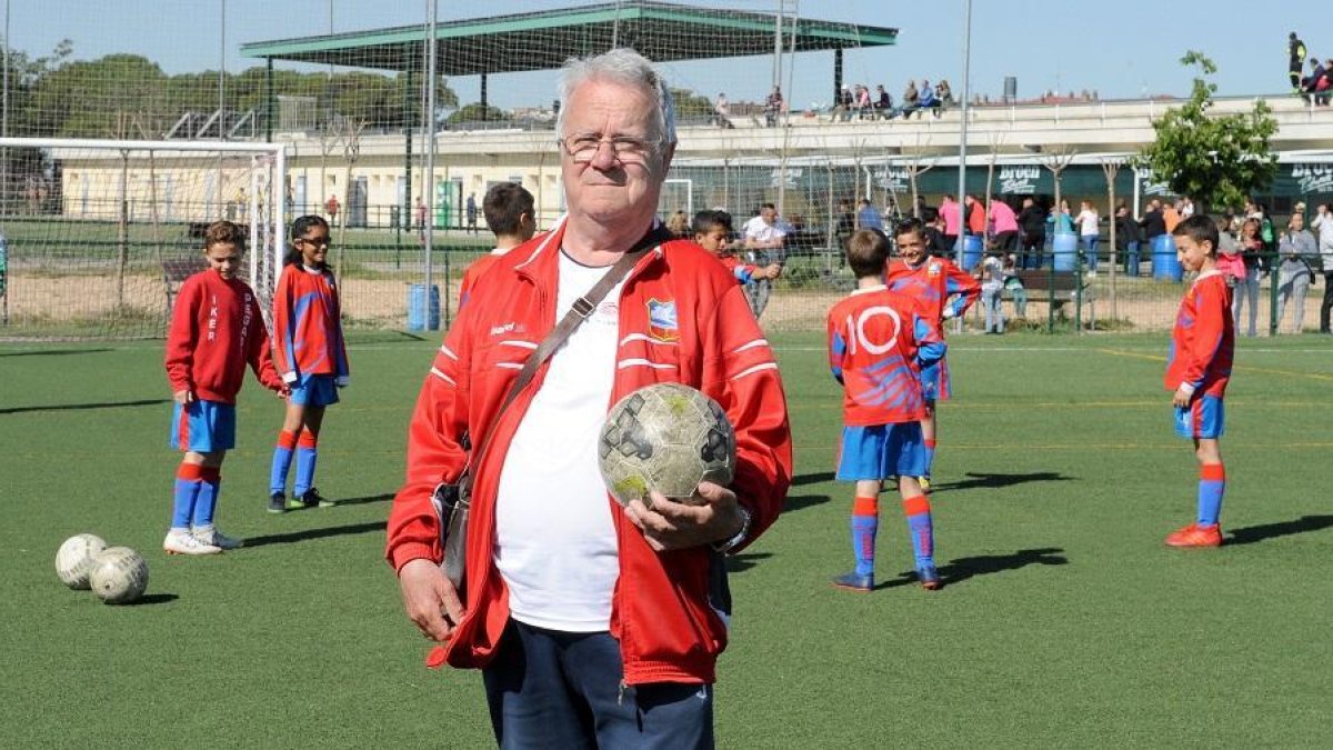 JesúsAguilera posa con un balón en los campos de laFinca de Canterac, donde lleva más de trés décadas trabajando por el Pegaso.-ROBERTOFERNÁNDEZ