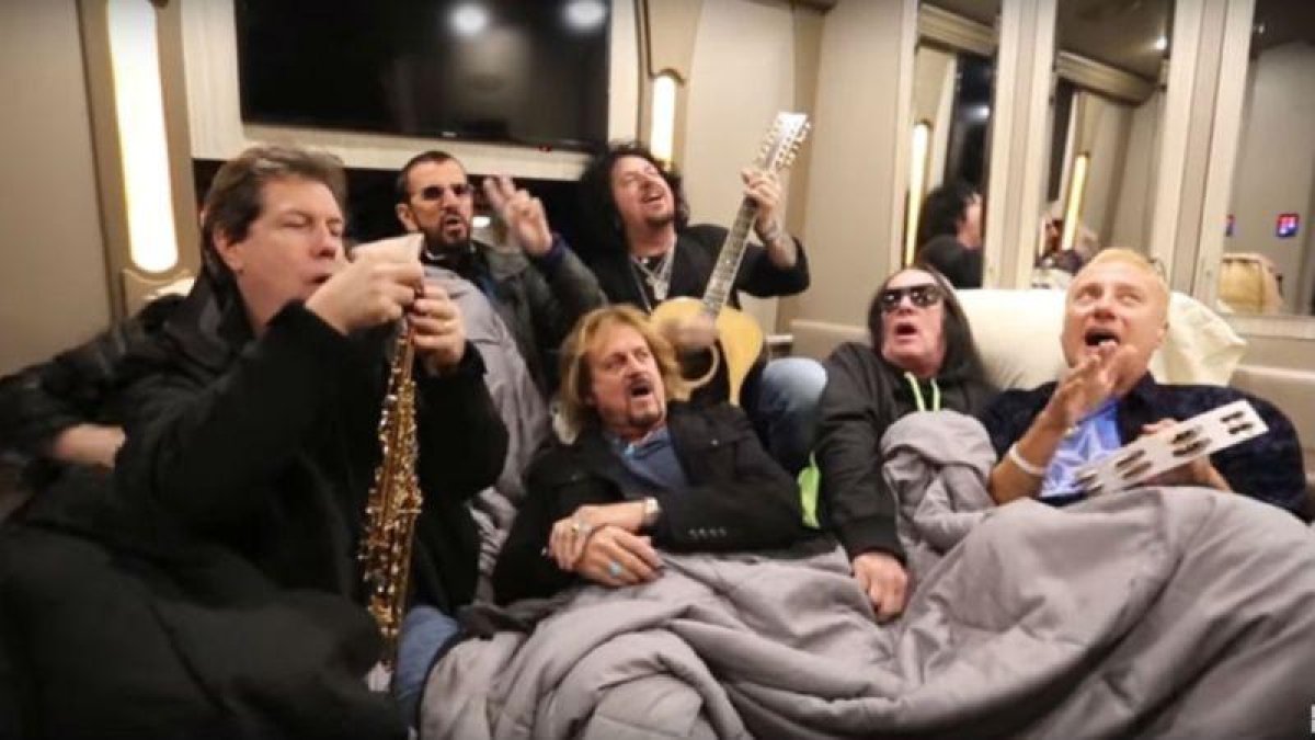 Ringo and His All-Star Band, interpretando un tema para Bedstock-/ YOUTUBE
