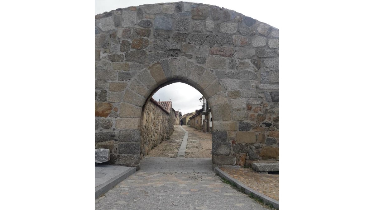 Arco de entrada a la villa situada al suroeste de la capital abulense y que en sus orígenes se denominó ‘bonna villa’.-ANTONIO GARCÍA