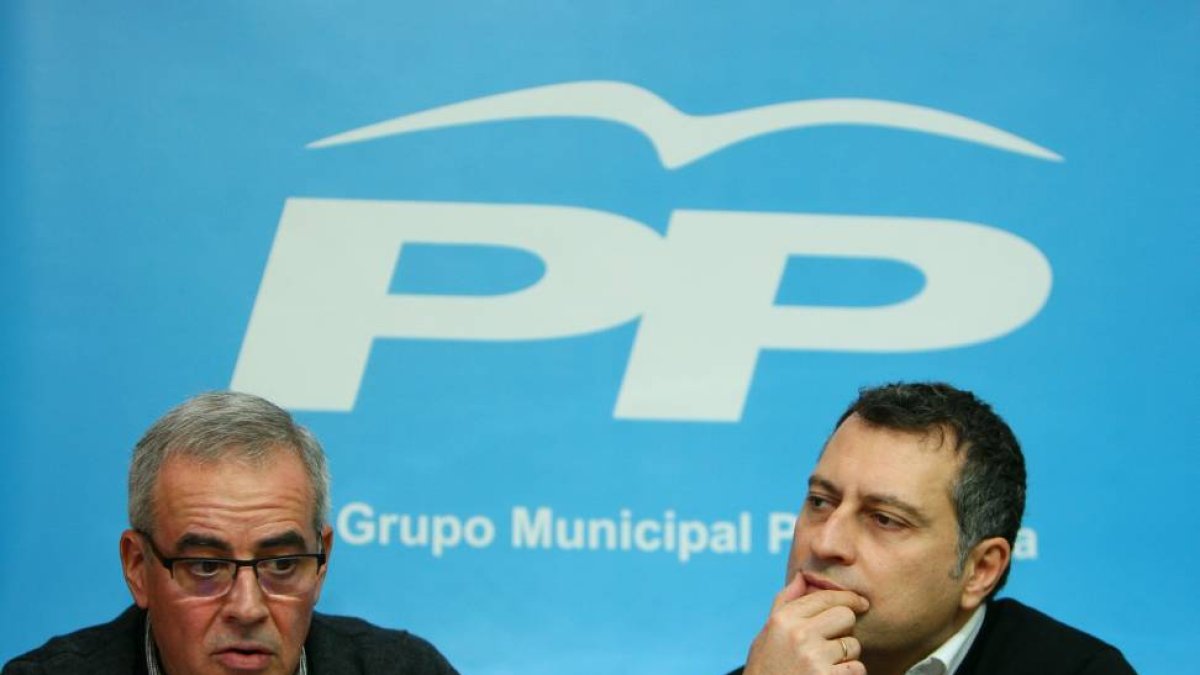 Los portavoces del Grupo Popular en el Ayuntamiento de Ponferrada, Juan Elicio Fierro (I), y Reinér Cortés (D), durante la rueda de prensa de esta mañana en el despacho municipal-Ical