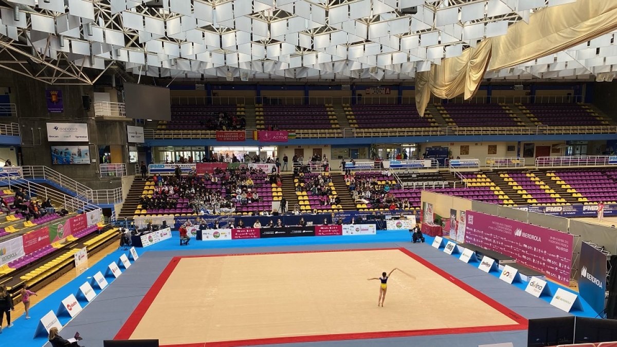 Vista parcial del Polideportivo Pisuerga con la gimnasia rítmica. / G. VELASCO