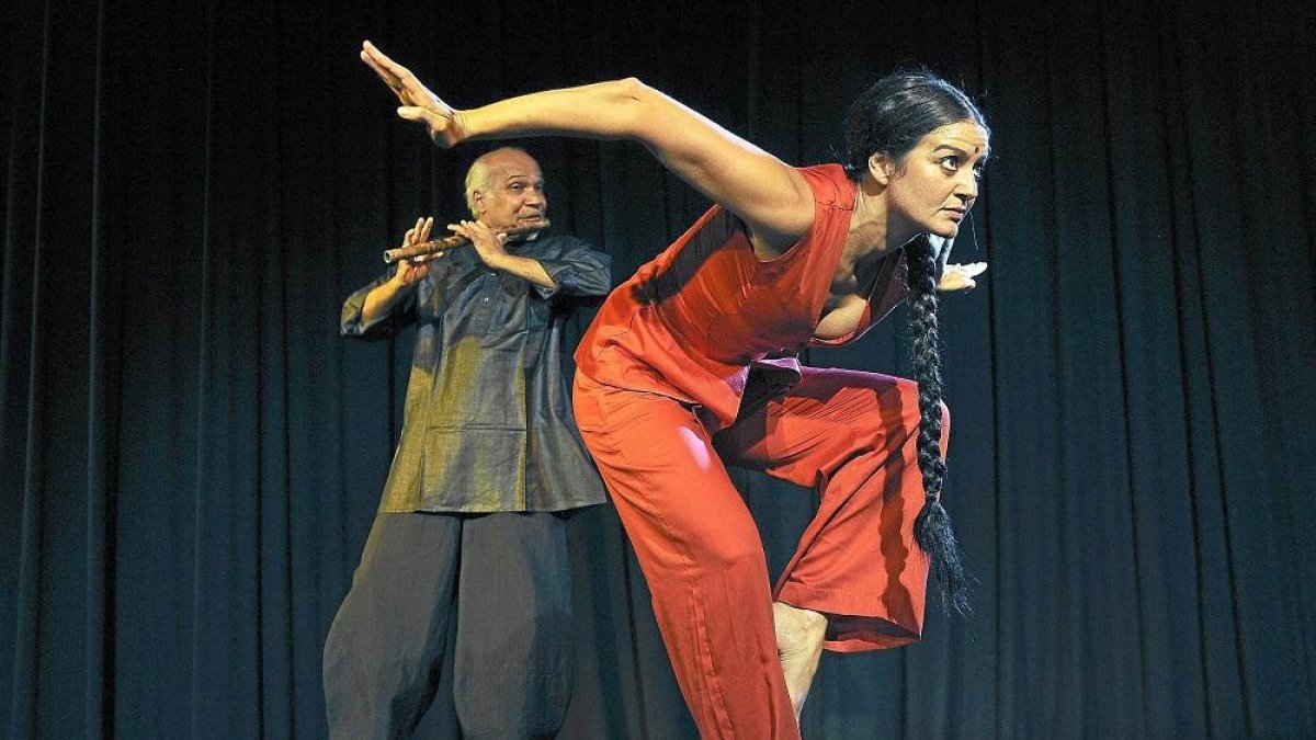 Mónica de la Fuente, junto a Ravi Prasad, en ‘La voz del cuerpo’.-E.M.