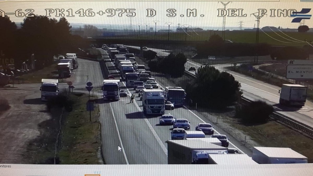 Lugar en el que se ha producido el reventón de rueda de un autobús en San Miguel del Pino / ICAL