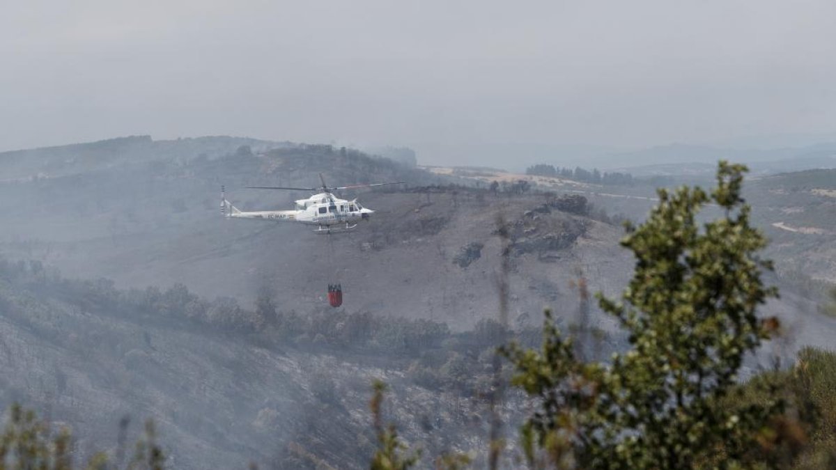 Imagen de las actuaciones de extinción del fuego.-ICAL
