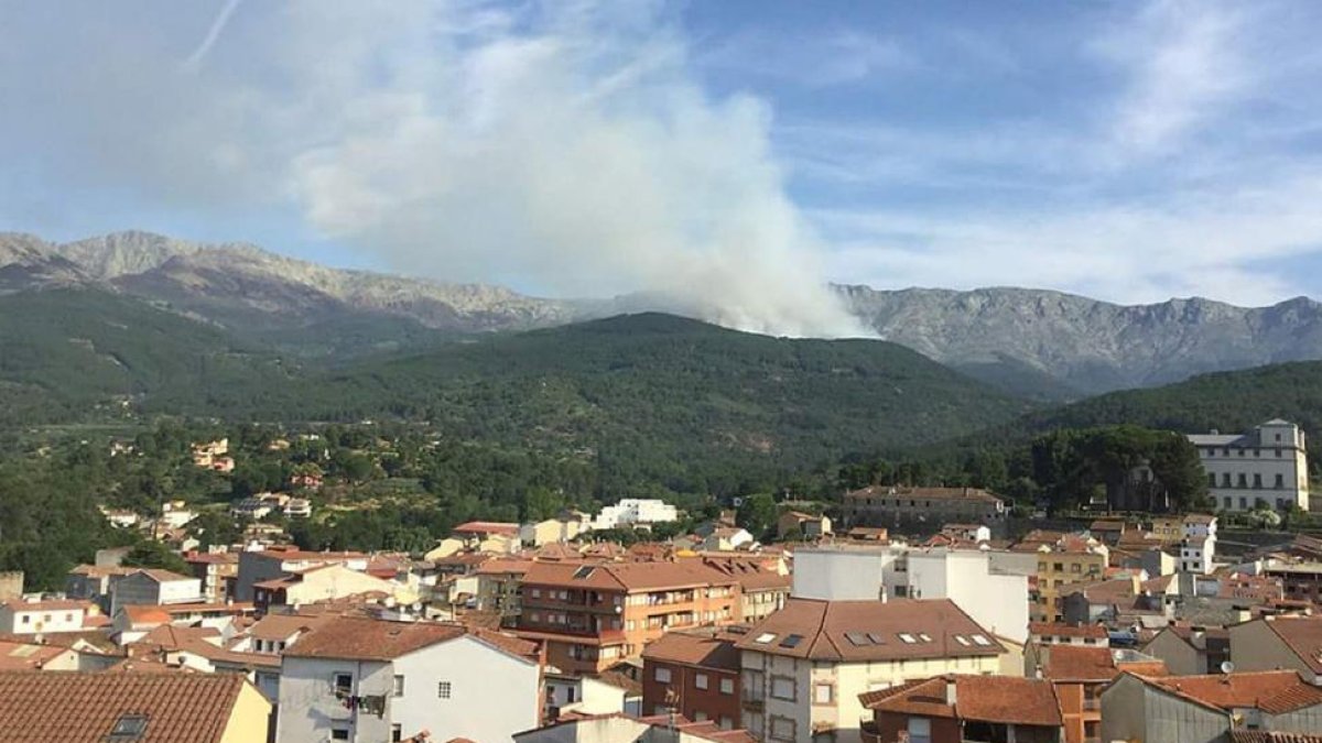 Incendio forestal en El Hornillo (Ávila)-ICAL