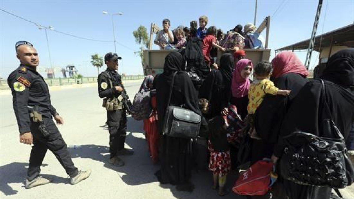 Varias personas junto a sus familias abandonan el oeste de Mosul, Irak.-EFE / ARCHIVO