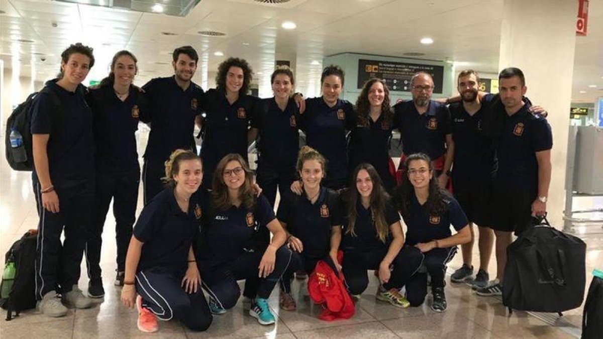 El equipo femenino español de hockey sobre patines, a su llegada este domingo a Barcelona.-EL PERIÓDICO