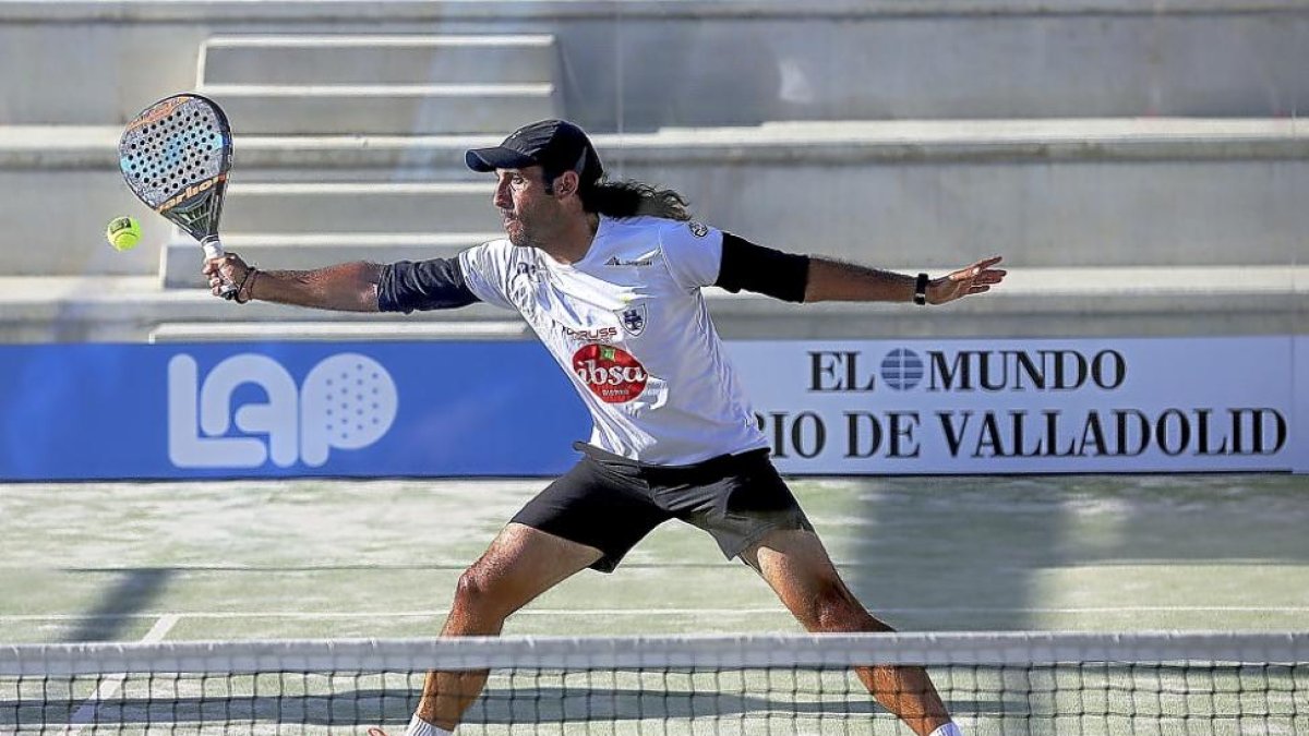 Una acción de la final masculina entre Ponferrada y Pádel Arena.-MONTSE ÁLVAREZ