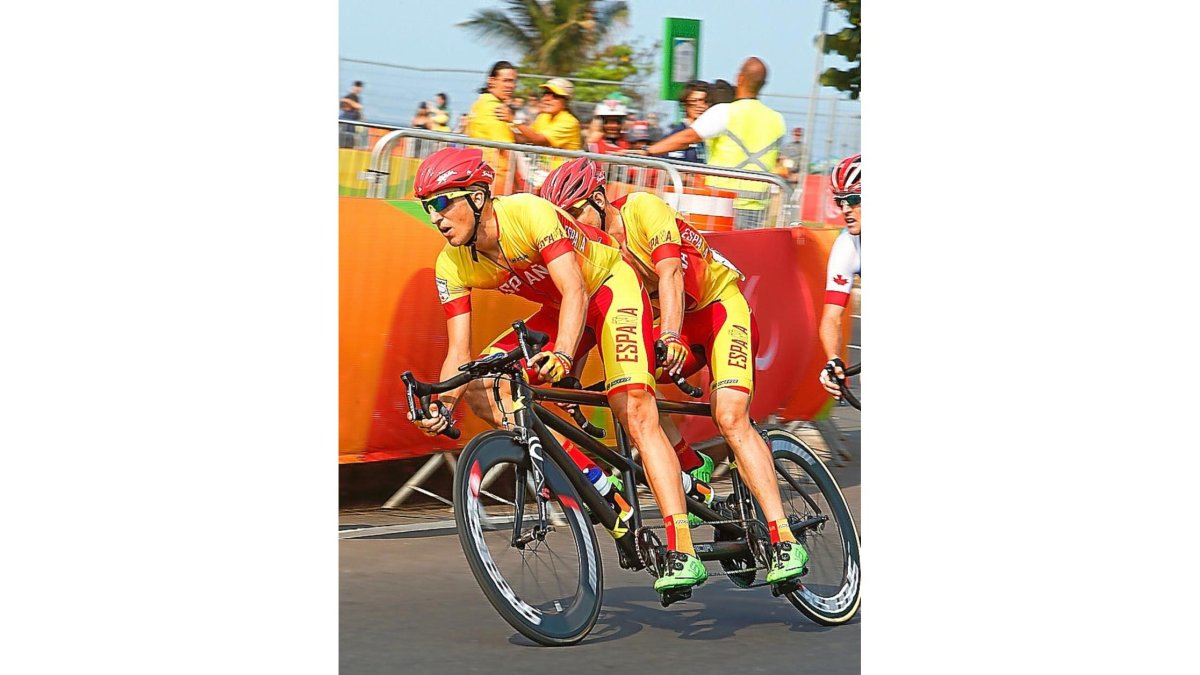 Noel Martín y Carlos González, durante la prueba de fondo.-ARABA PRESS