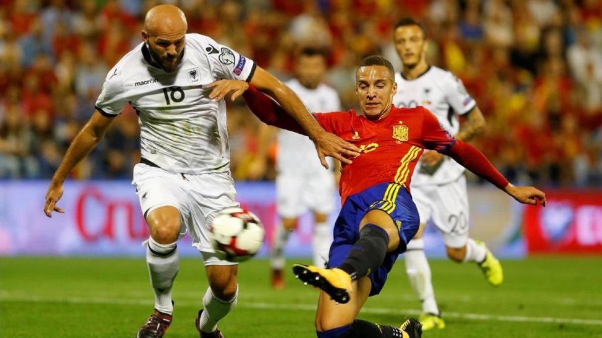 Rodrigo marca el primer gol de España ante Albania.-REUTERS / HEINO KALIS