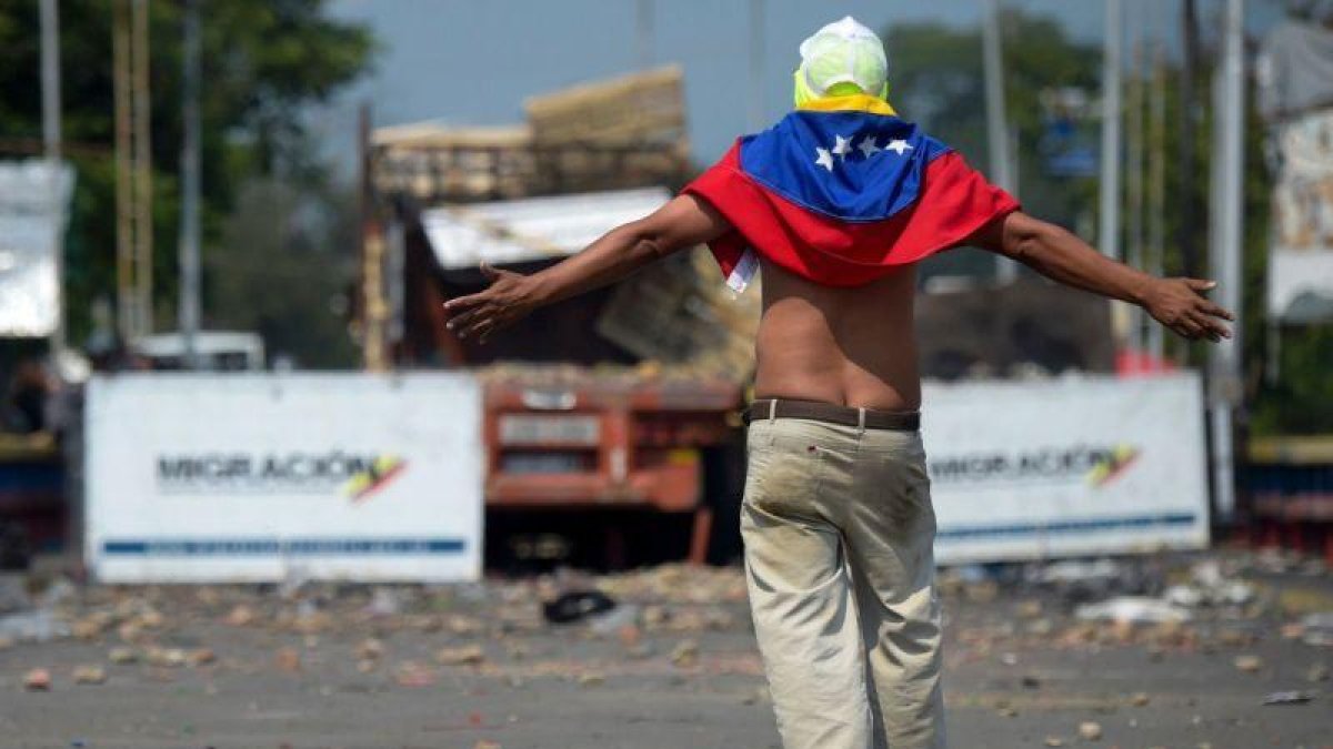 Protestantes venezolanos se enfrentan a la Guardia Nacional Bolivariana en la frontera con Colombia.-AFP